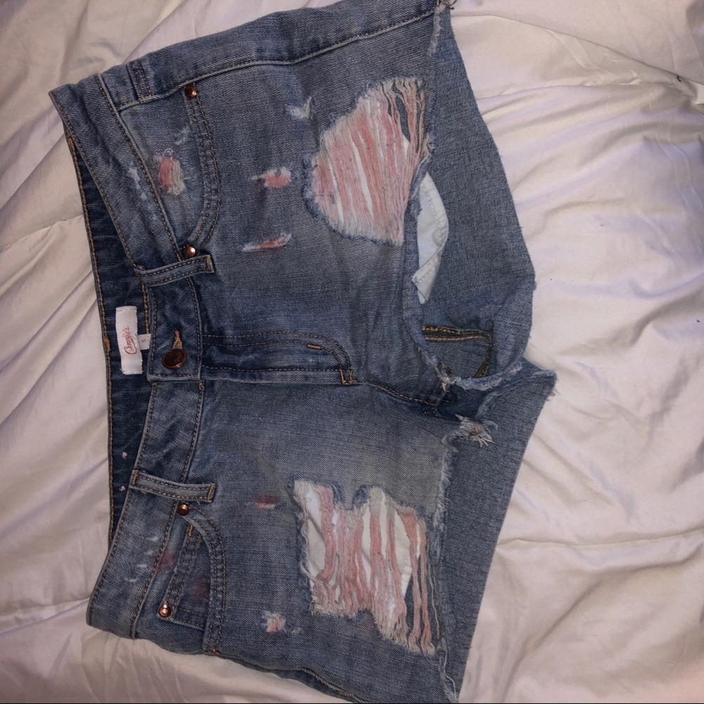 Mid rise distressed shorts with pink detailing